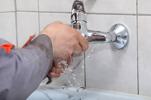 fixing-leaked-tap-pipe